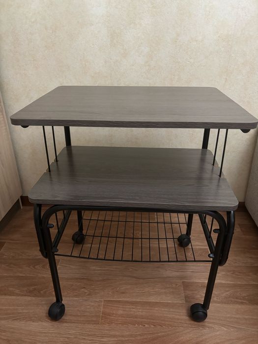 Продам столик на колесиках