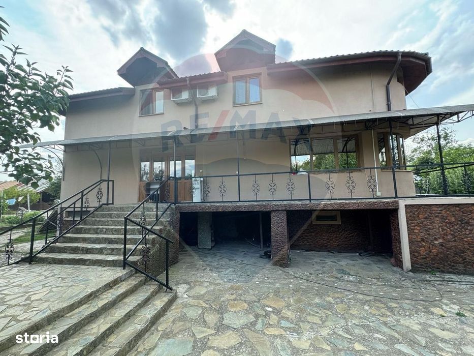 Casă / Vilă cu 8 camere de vânzare