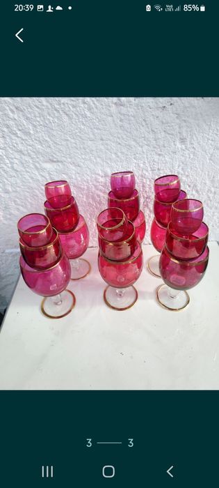 18 pahare rosii în stare foarte bună.