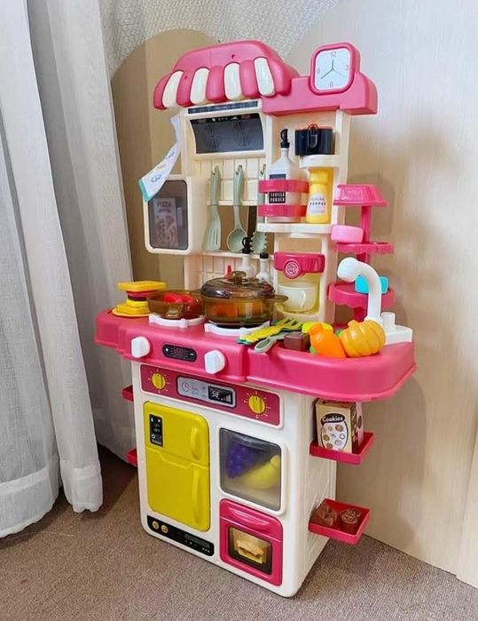 Кухня със светещи котлони, пара и мивка с течаща вода 70 см с 48 части