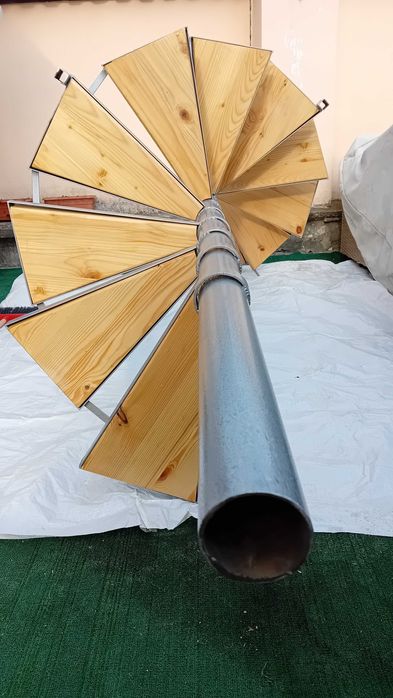 Scara interior, spirala, structura metalica, trepte din lemn