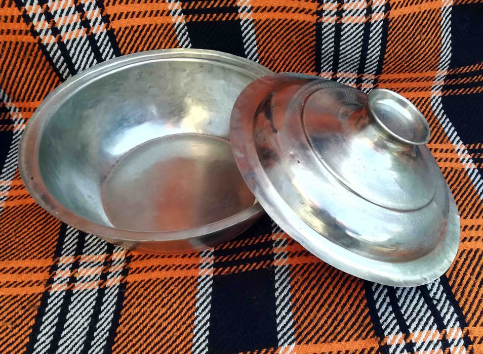 Ръчно изработени медна купа и капак