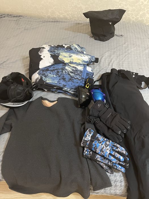 Комплект горнолыжка : шлем перчатки куртка и комбинезое