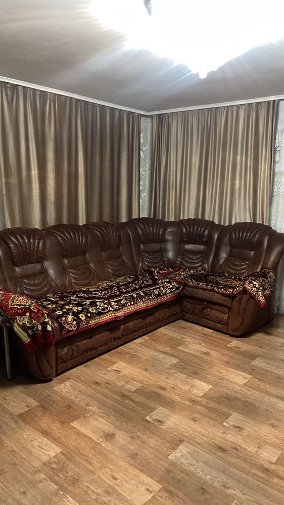 Продам угловой диван с креслом
