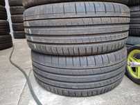 255 40 21 Pirelli DOT 2023 vara