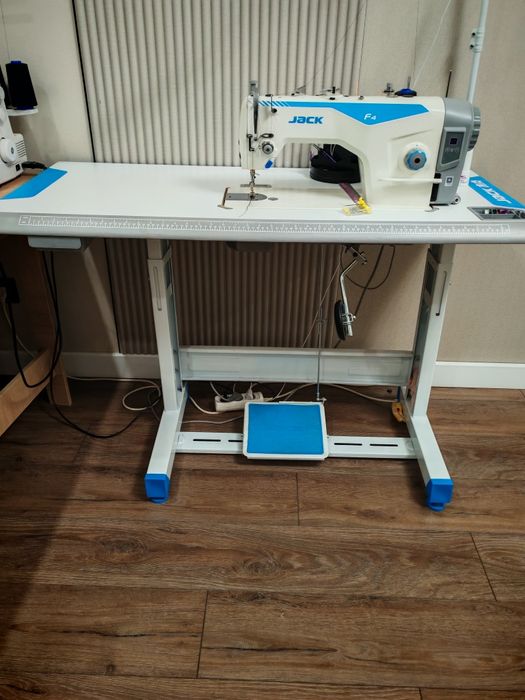 Продам швейную машину Jack 4k
