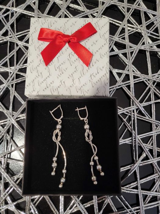 Дамски сребърни обеци.