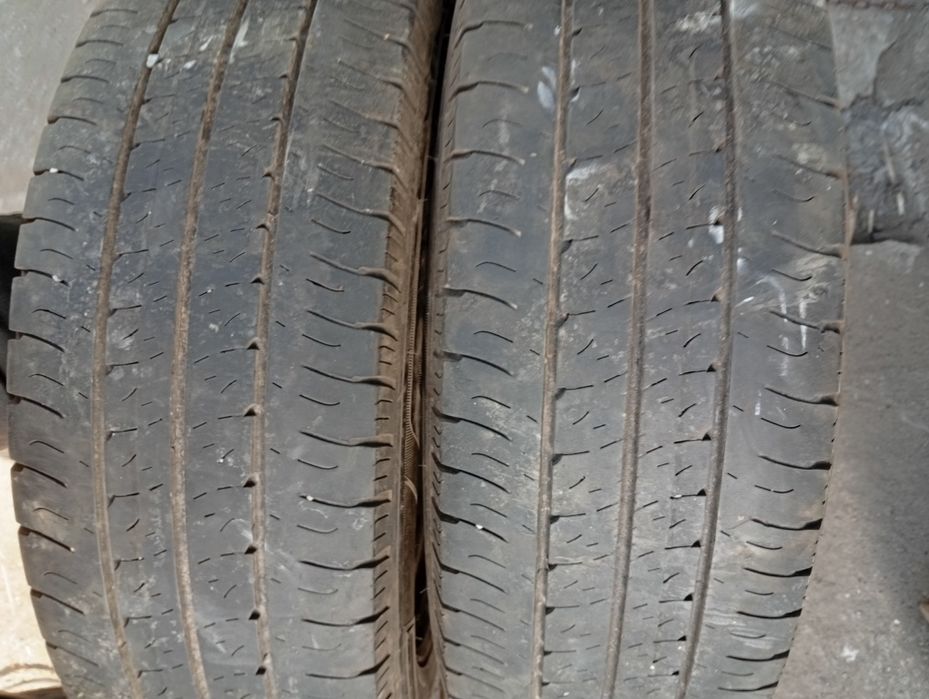 Продам две покрышки 195/70 r15c.