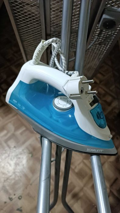 Гладильная доска с утюгом Scarlet (почти новое )