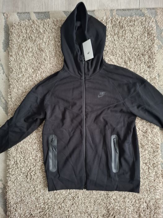 Vând bluza nike tech