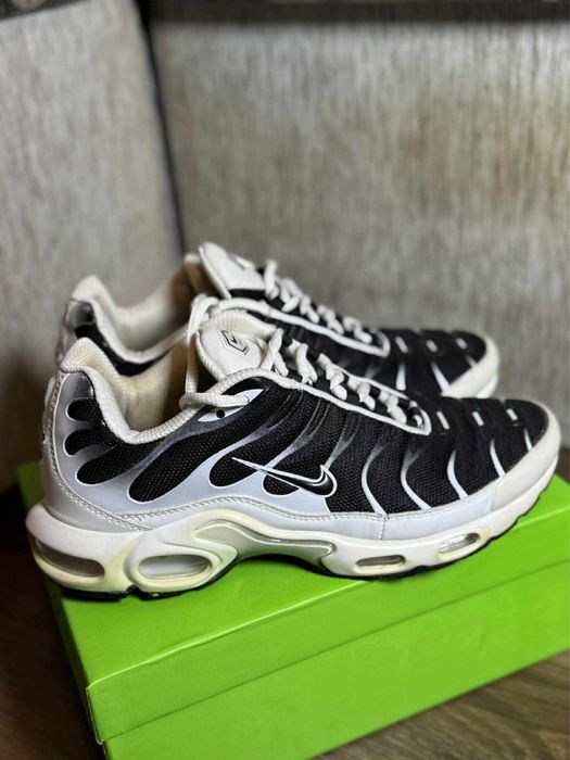 Nike Air Max Plus White Black Metallic