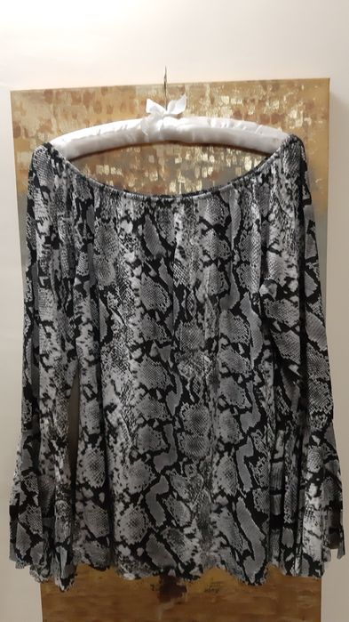 Bluzita Nouă, umeri lăsați, maneci evazate.