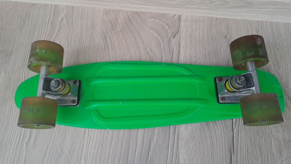 Skatebord verde cu lumini