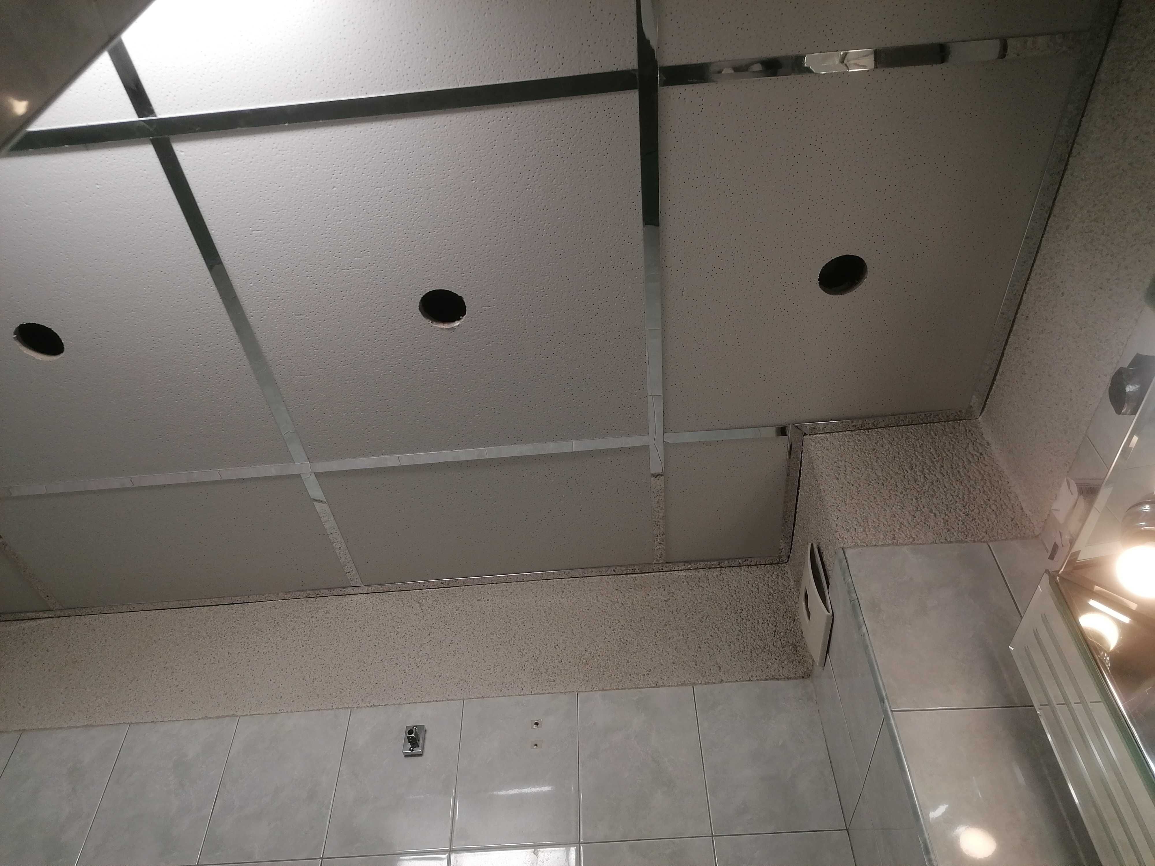 Окачени тавани за баня. Минерал фазерни плоскости 95% влагоустойчивост