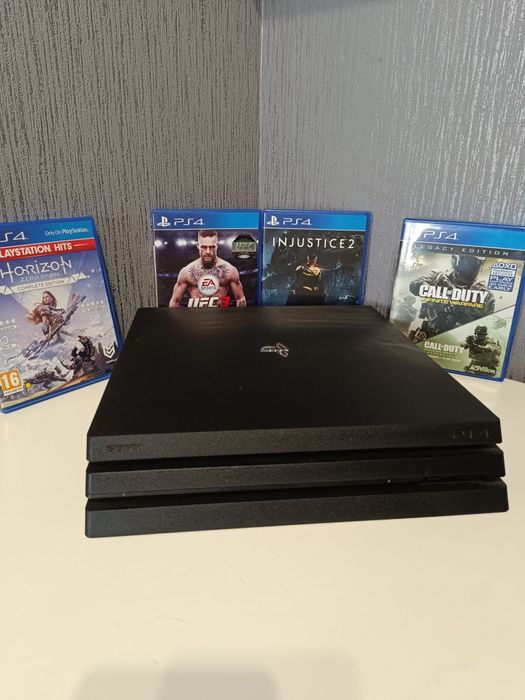 Продавам конзола Playstation 4 Pro плюс игри