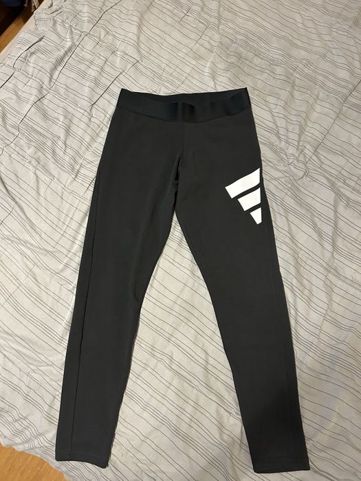 Черни спортни клин-панталони с бял графичен елемент