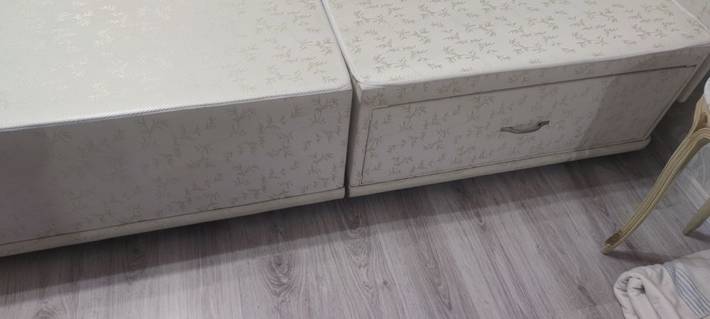 Тапицирана спалня с табла