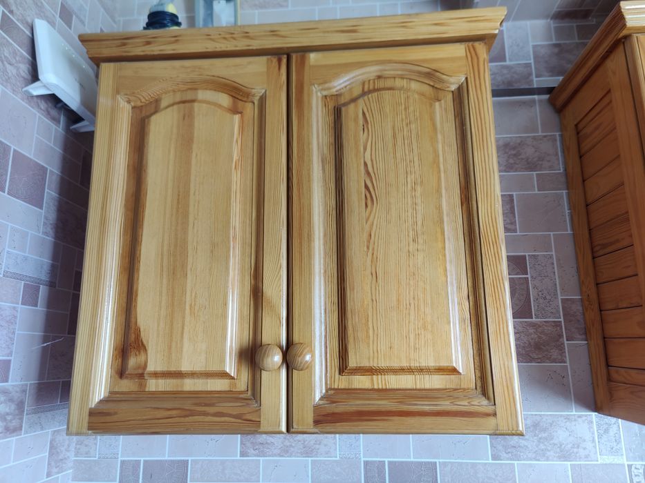 Деревянный письменный стол с двумя навесными ящиками