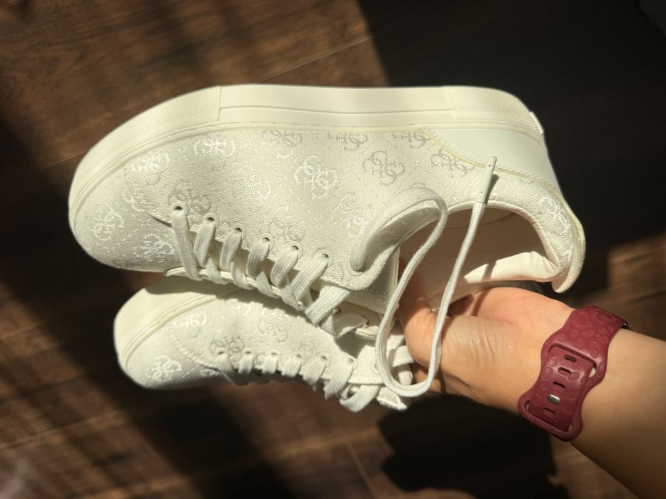 Бели дамски кецове Guess 39номер