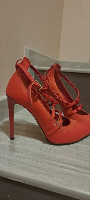 Дамски обувки на висок ток