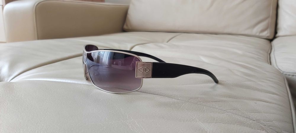 Стилни слънчеви очила.