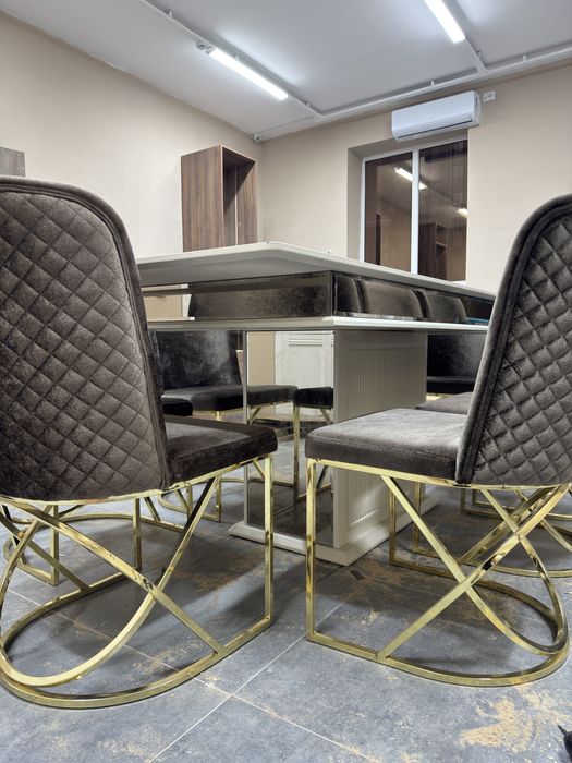 Гостинный стол,8 орындыгы мен,созылады 6 орын и 8 орын болып