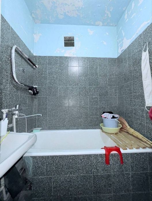 Yunusobod 17 2/2/5 sredniy remont balkon 2/3