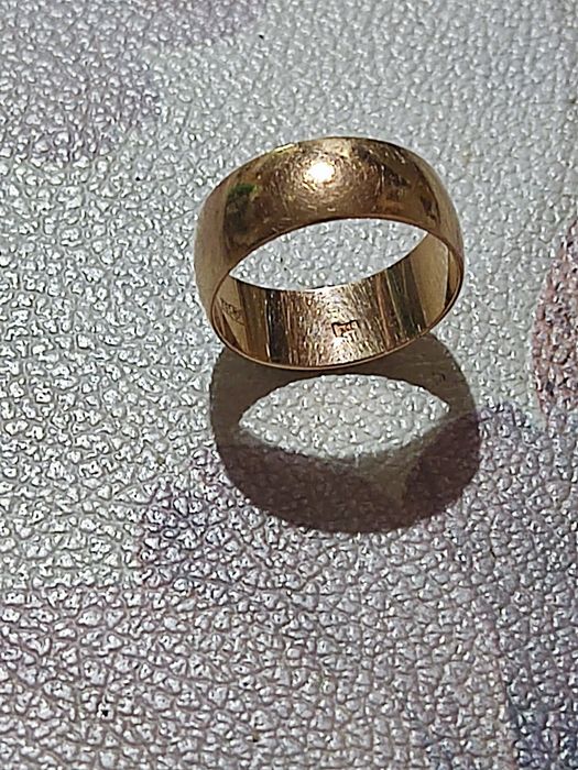 Обручальное золотое кольцо