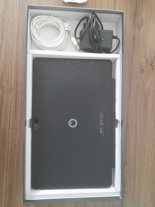 Tableta 2 in 1 cu tastatura