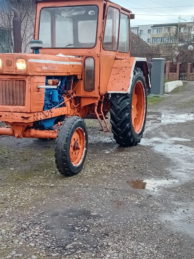 Vând tractor în stare bună cu carte de identitate