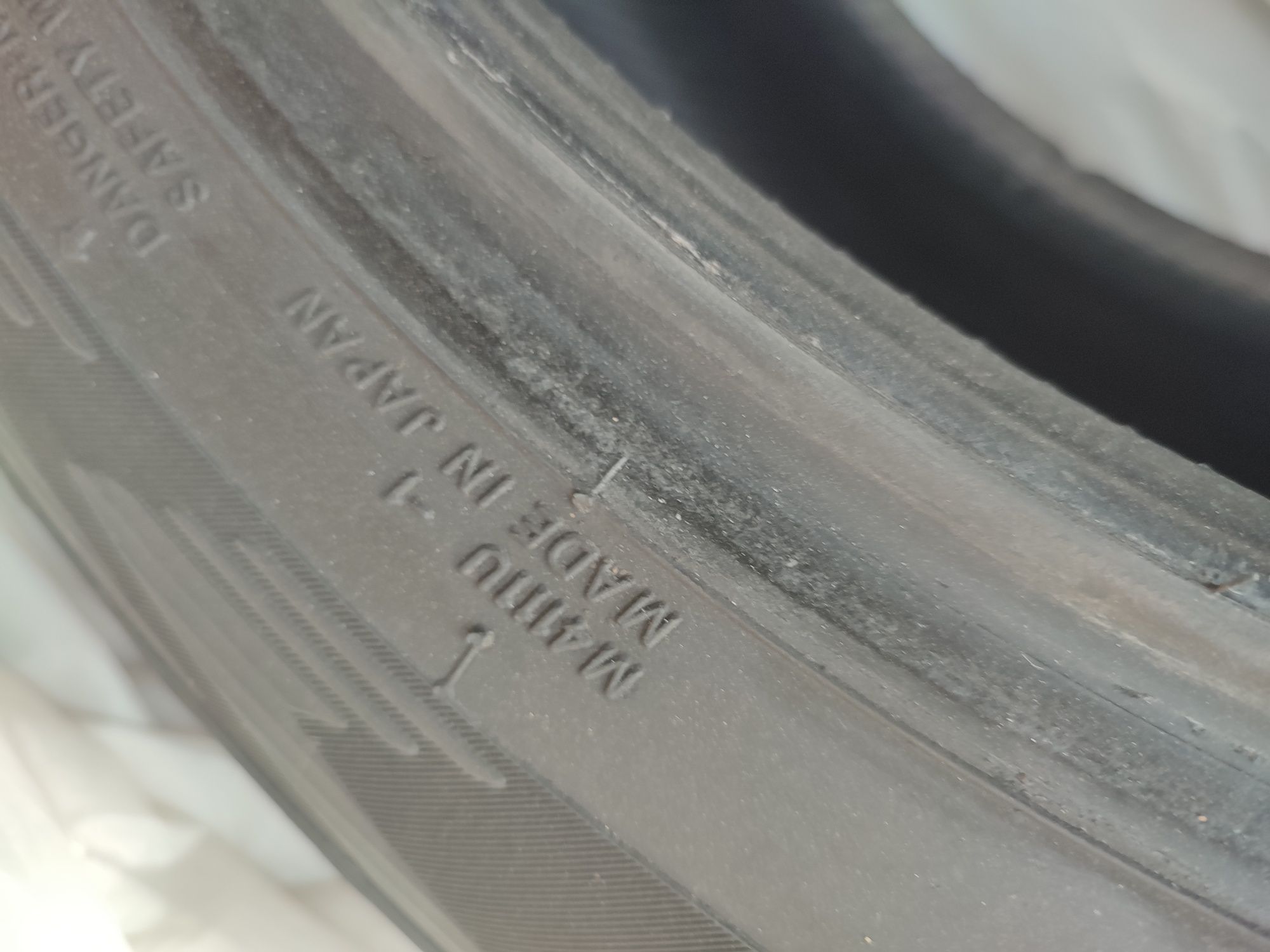 Продам зимнюю резину YOKOHAMA бу в отличном состоянии р-р 235/55/R18
