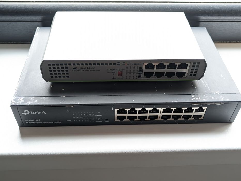 Switch Allied Telesis AT-GS910/8 și Switch TP-Link TL-SG1016DE