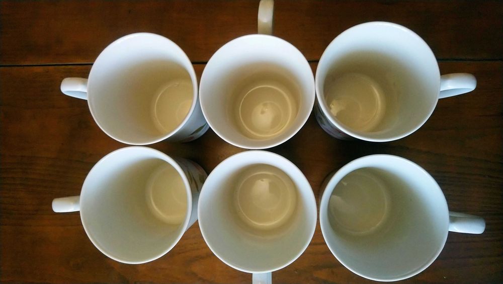 Порцеланови чаши за мляко.