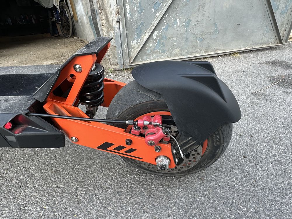 ТОП СЪСТОЯНИЕ!Продавам Електрическа Тротинетка Kugoo G2 MAX2024 1200W