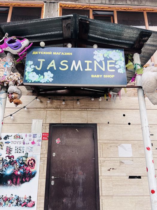 Стул. Пуффик. Вывеска. Шкаф. Лопата