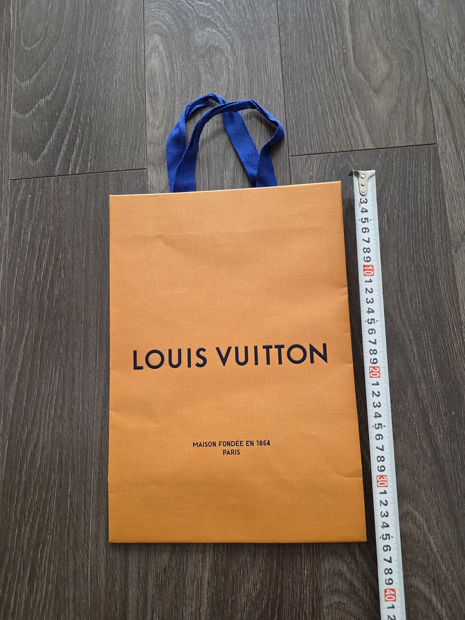 Хартиени чанти DIOR и Louis Vuitton