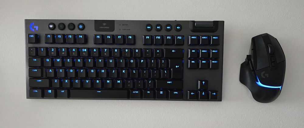 Logitech G915 TKL si G502 X Plus set premium de gaming