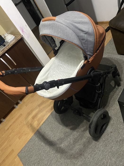 Vând uregent cărucior pentru bebeluși