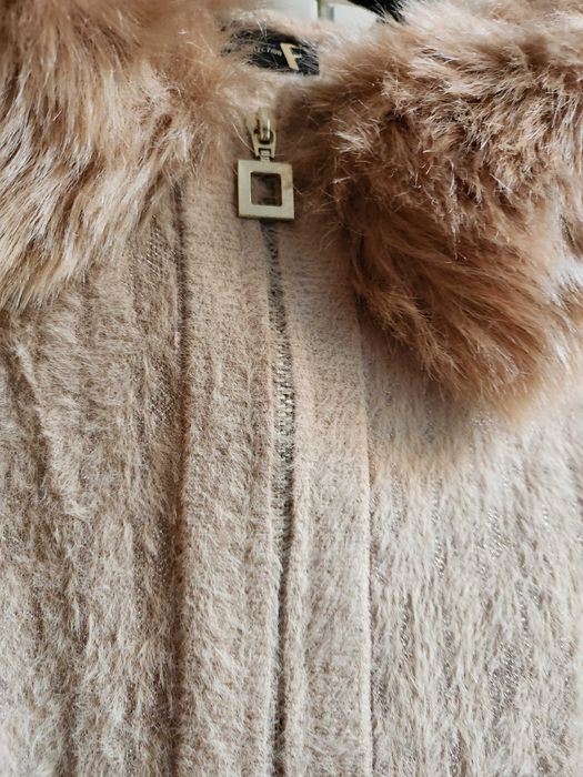 Яке, жилетка с качулка и кожа. Бежов цвят