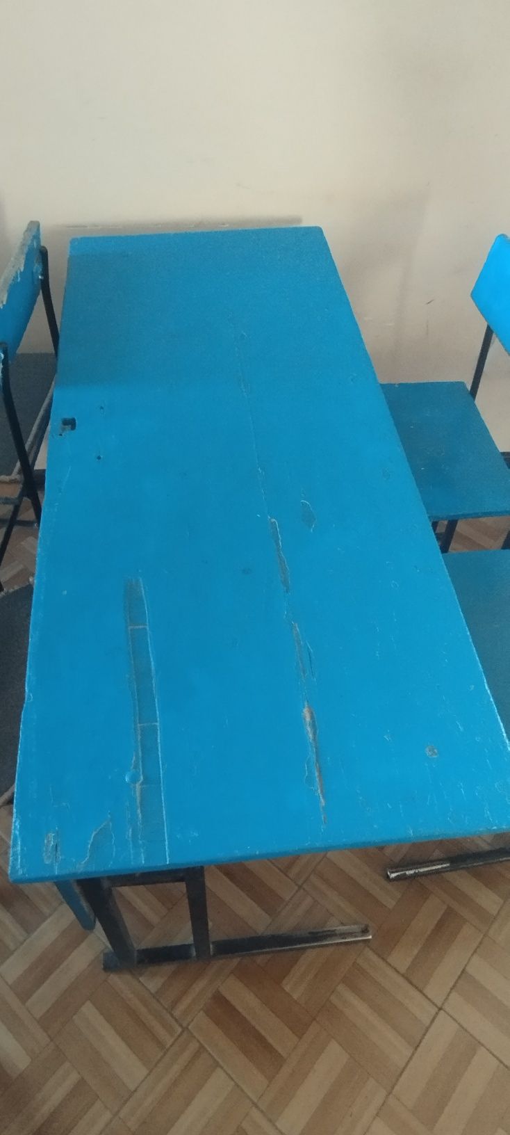 Parta, stullar arzon narxlarda beriladi