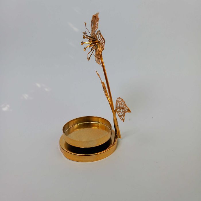 Свещник цвете с листа