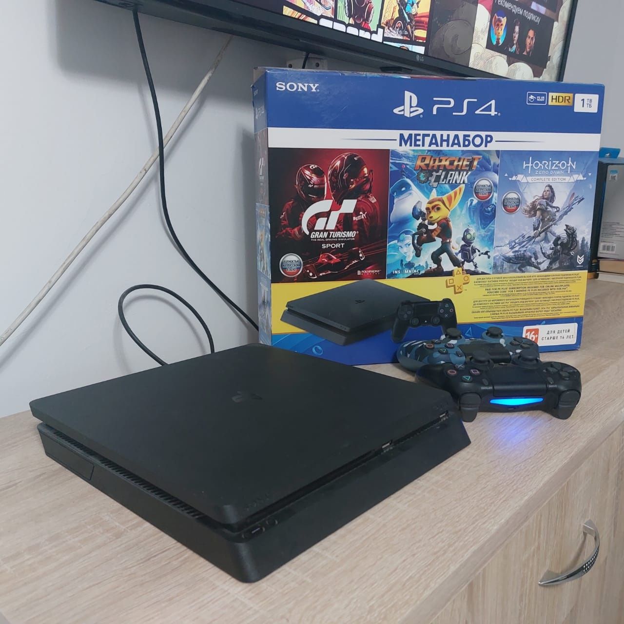 Продам  PS4 приставку