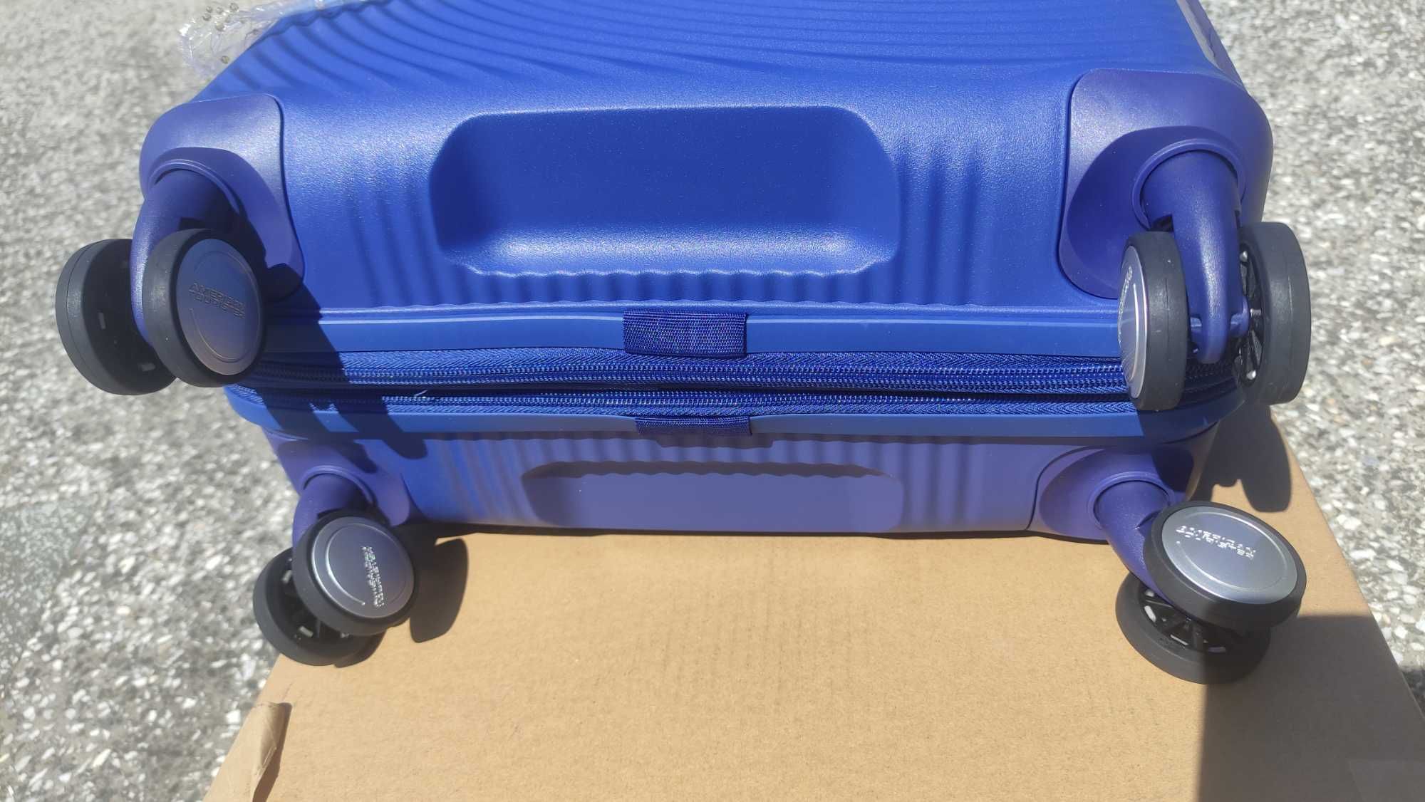 Куфар за ръчен багаж самолет American Tourister Soundbox Spinner