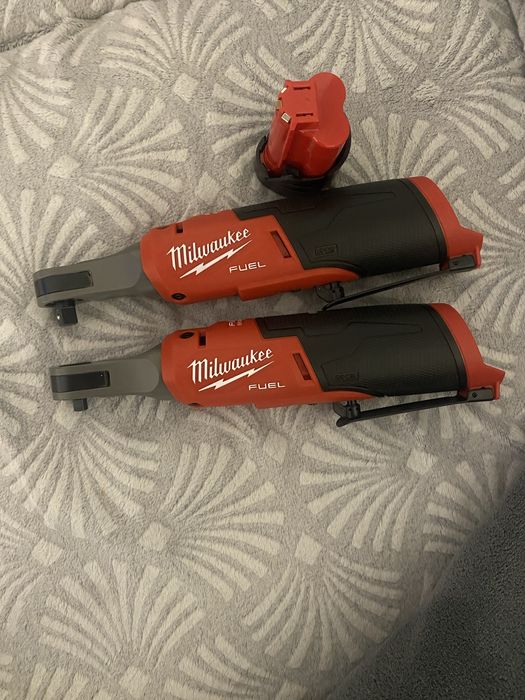 Milwaukee cheie 1/2 si 3/8 cu baterie inclusa de 2 amperi