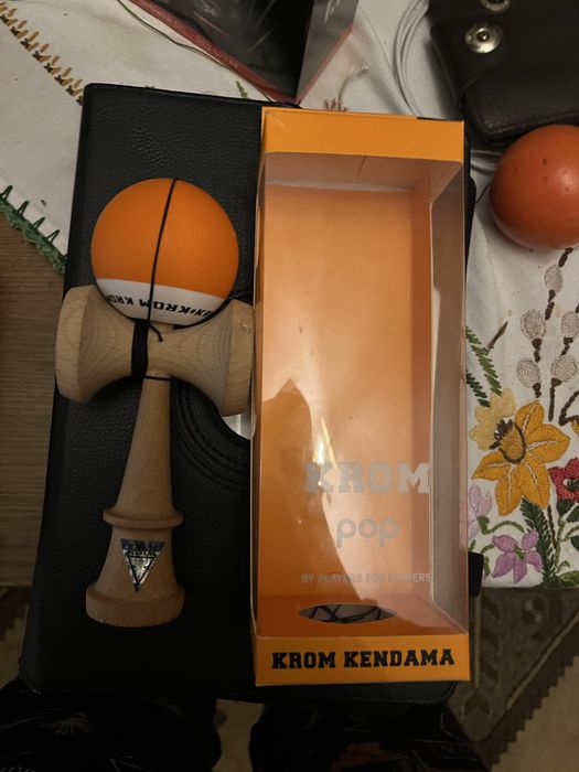 Se vinde kendama plus un mistery phone