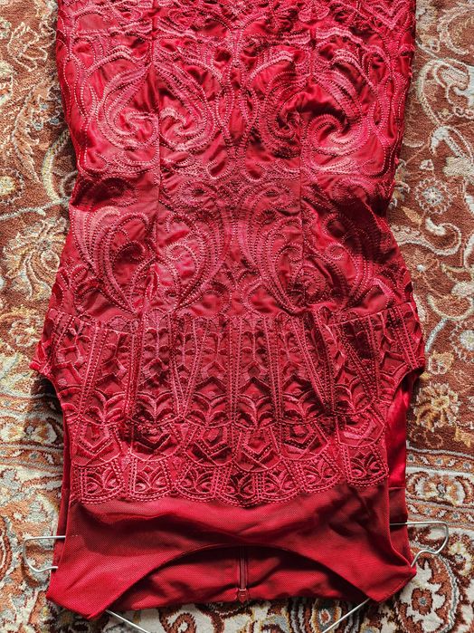 Червена официална рокля без ръкави с бродерия с копринени конци