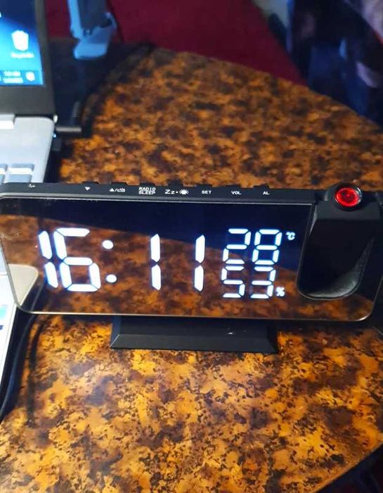 Ceas cu radio , proectie , temperatura ,.umiditate