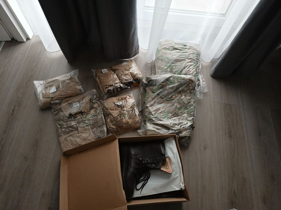 Haine & bocanci militari.