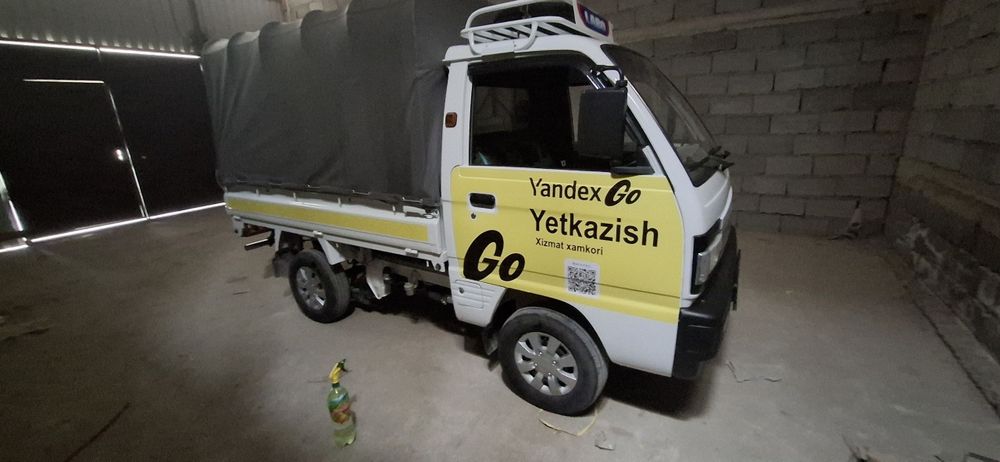 Brend yopishtirish va magnit