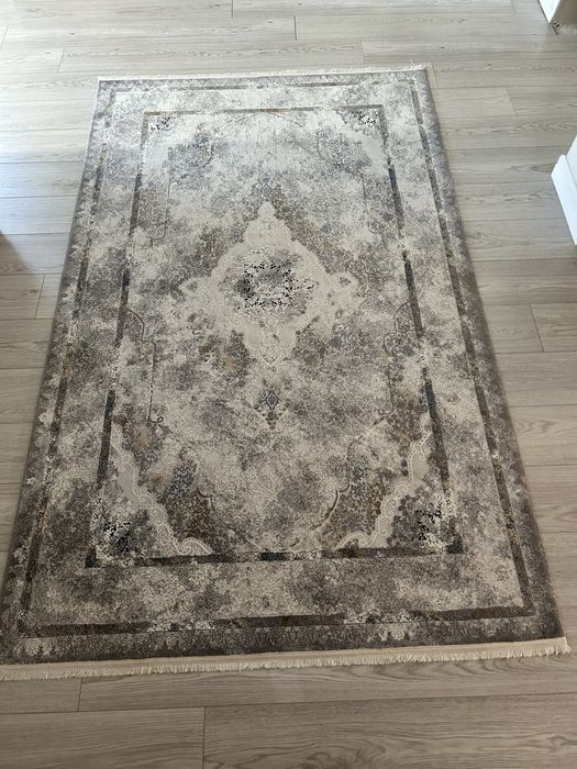 Продается ковер размером 3 на 2.